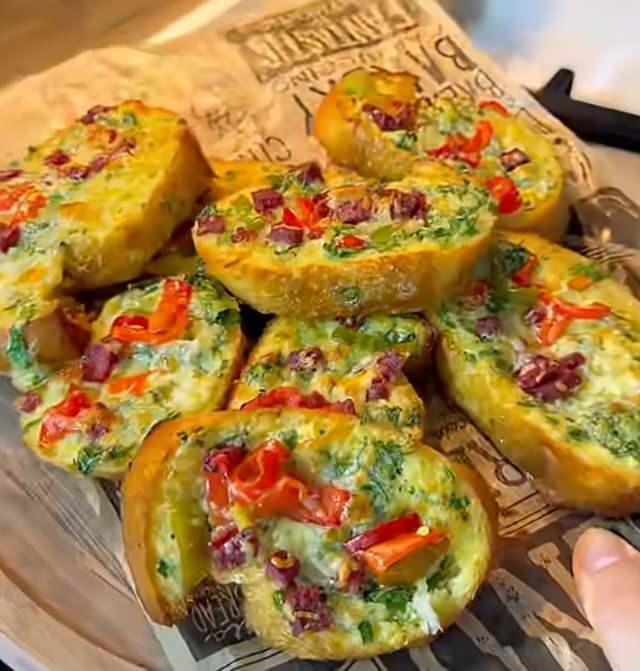 Fırında kaşarlı ve sucuklu yumurtalı ekmek tarifinin pişmiş hali