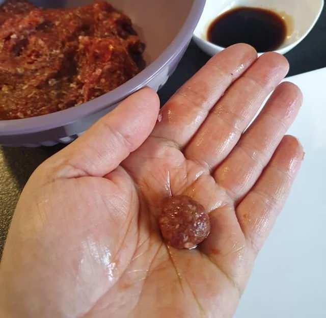 Aya çorbasının köftelerini hazırlama aşaması