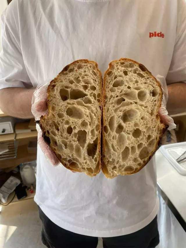 Pide fırınından çıkan bir ekşi mayalı ekmeğin iç kısmı