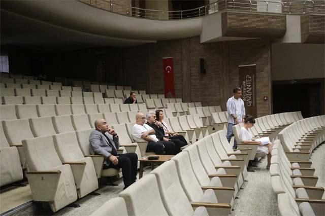 Tamer Karadağlı oyunu izlerken