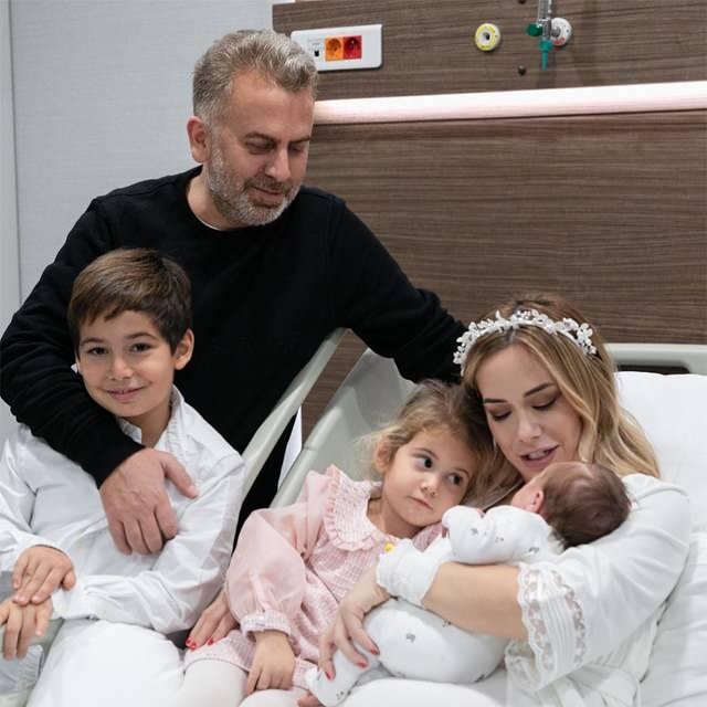 Nur Tuğba Namlı ve ailesi, 3. çocuklarını kucaklarına aldıkları güne ait bir fotoğraf