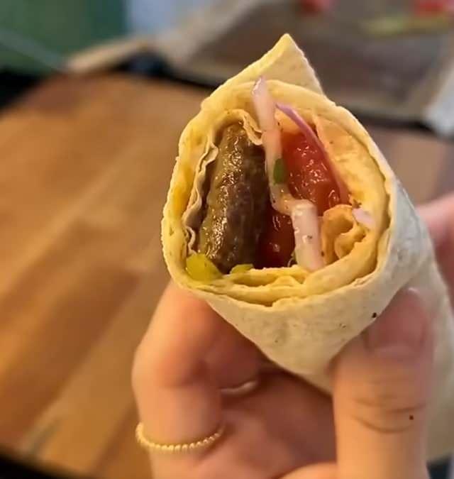 Evde tepside Adana kebaptan yapılmış bir dürüm