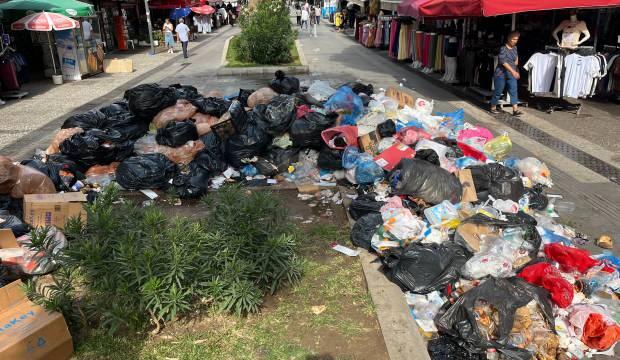 Buca'da çöp krizi devam ediyor! Vatandaş, 'Fareler basacak' diyerek isyan etti