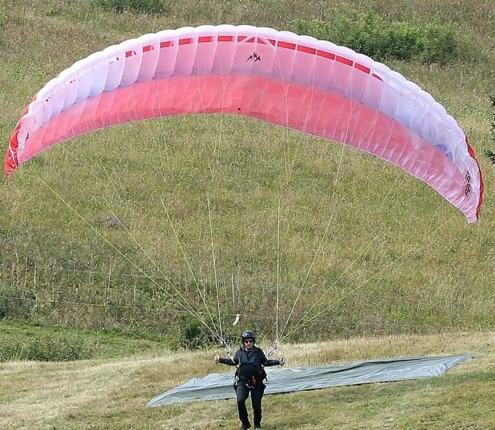 Tom Cruise yamaç paraşütü yaptığı esnada çekilen bir kare