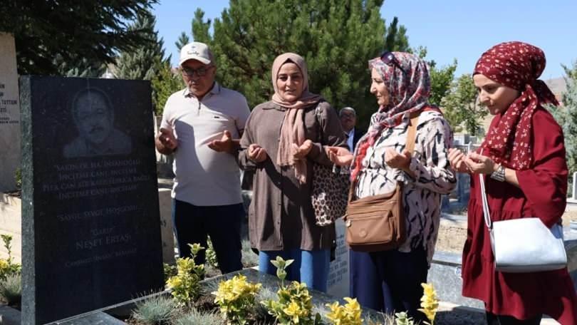 Neşet Ertaş mezarı başında anıldı