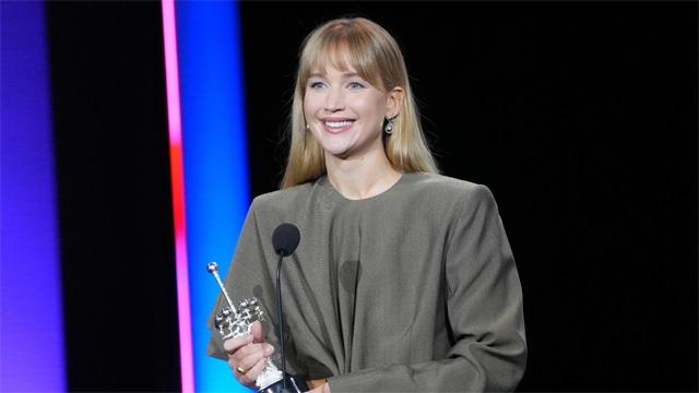 Jennifer Lawrence, San Sebastián Film Festivalinde Donostia Onur Ödülü aldığı sırada