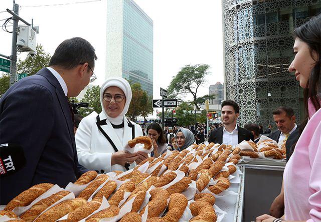 Emine Erdoğan simit dağıtırken