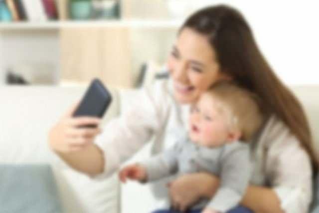 Bebeği ile fotoğraf çekilen bir anne