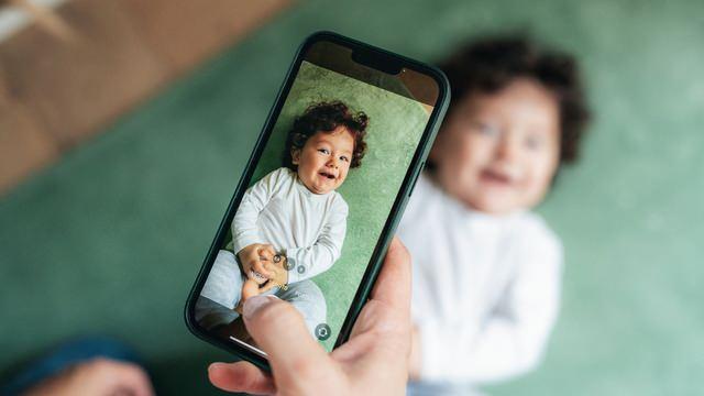 Çocuğun fotoğrafını çeken bir ebeveyn 