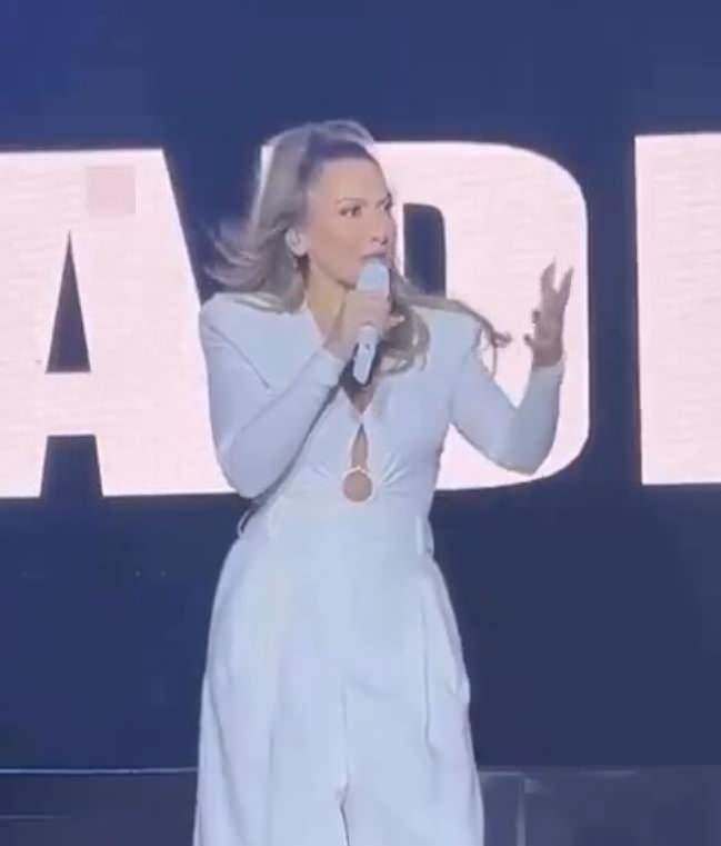 Hadise Ankara konserinde açıklama yaptı