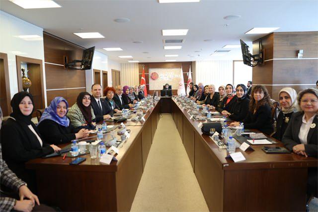 Bakan Mahinur Özdemir Göktaş ve STKlarla toplantı sırasında çekilen bir fotoğraf