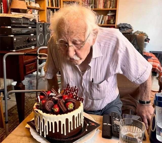 Arif Erkin Güzelbeyoğlunun 90. yaş günü kutlaması