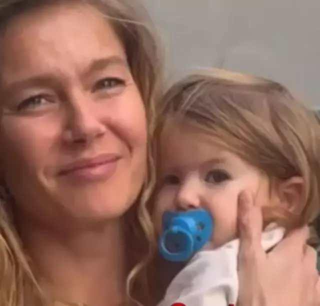 Burcu Biricik kızıyla Etiler’de!