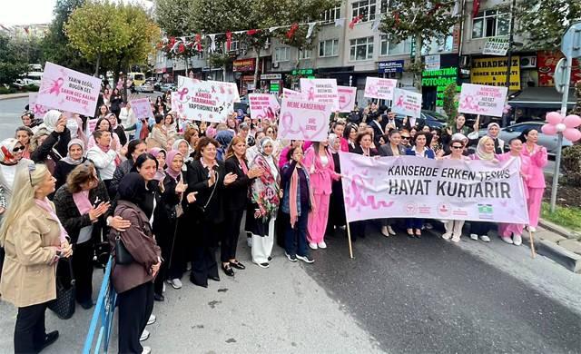 Meme kanseri farkındalığı için bir araya gelen katılımcılar