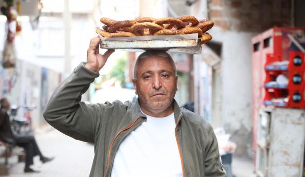 Diyarbakır'da 20 yıldır simit satan adam 49 yaşında atandı