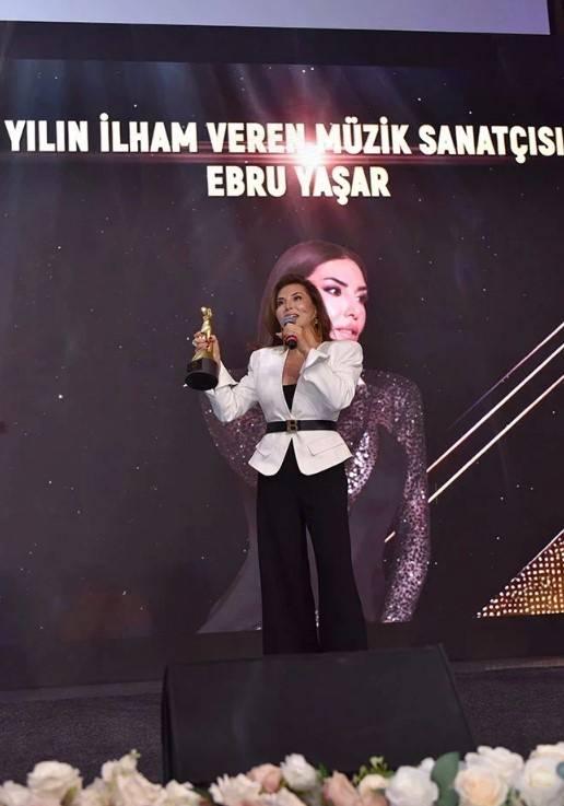 Ebru Yaşar yılın ilham veren müzik sanatçısı ödülünü aldı. 