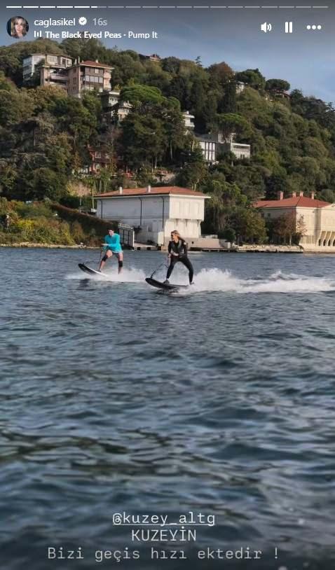 Çağla Şıkel sörf yaparken