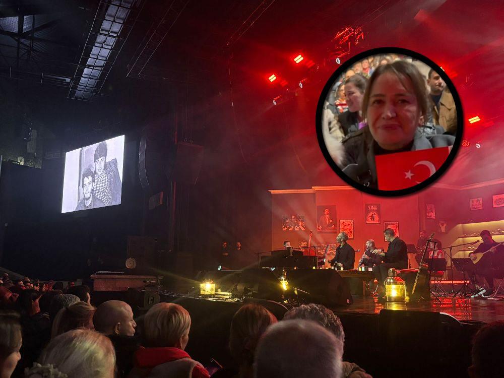 Konser sırasında Uzay Heparının anısını yansıtılan ekran ve Demet Akbağın konser öncesi çektirdiği fotoğrafı