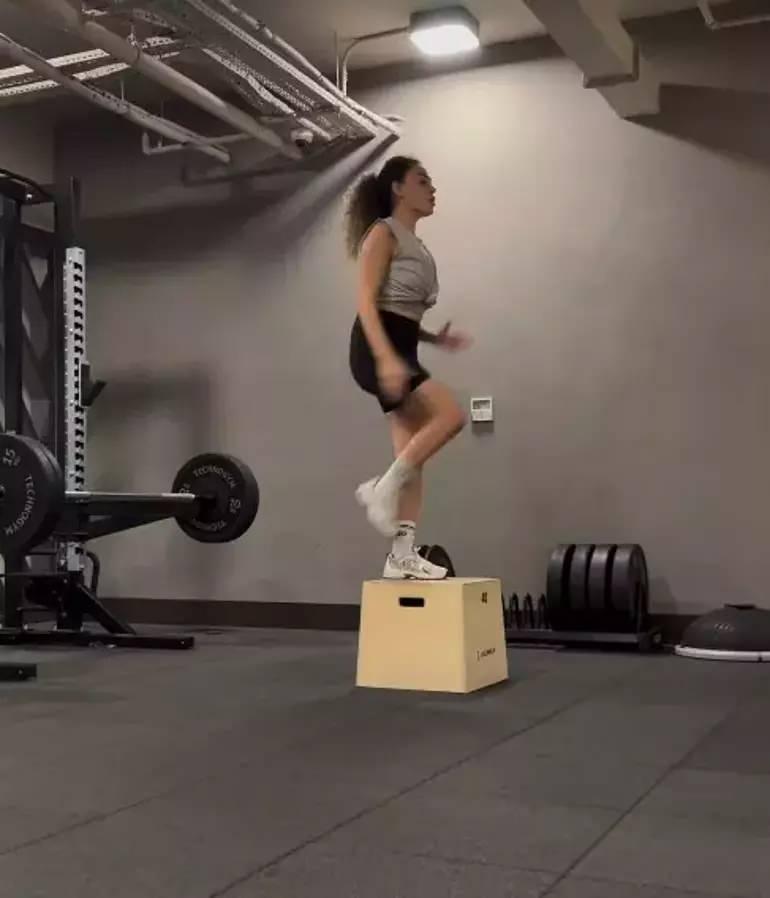 Dilan Çıtakın spor salonunda paylaştığı videodan bir kesit