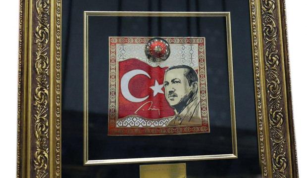 MHP Genel Başkanı Bahçeli'den Cumhurbaşkanı Erdoğan'a anlamlı hediye