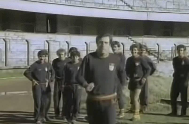 Kemal Sunalın Kaleci Bülent rolünde oynadığı İnek Şaban filminden bir kare