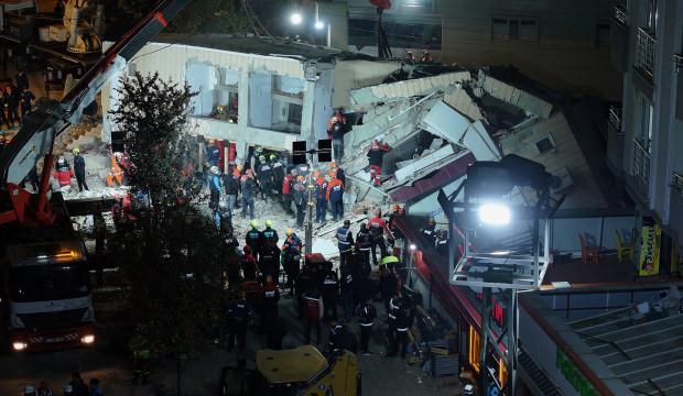 Son dakika: Kocaeli'de çöken binanın enkazında kalan çiftin cansız bedenlerine ulaşıldı