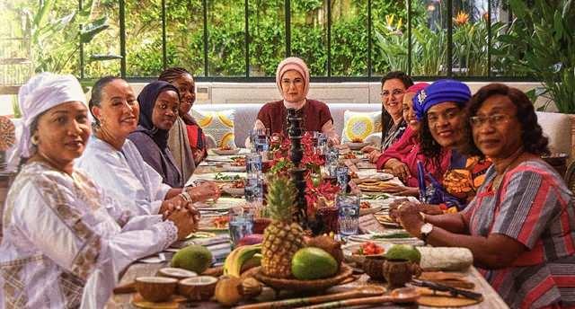 Emine Erdoğan ve Afrikalı kadınlar, kitabın içeriğinden bir detay