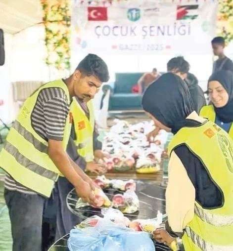 Gamze Özçelik çocuk şenliği