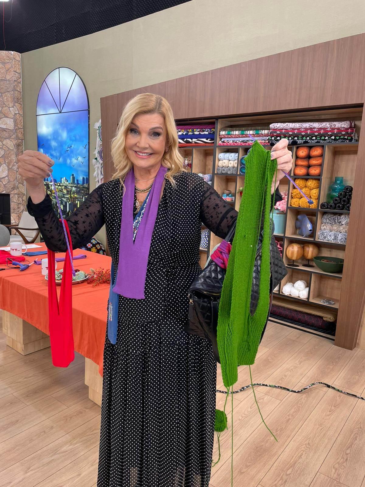 Derya Baykal evdeki çoraptan telefon çantası yaptı