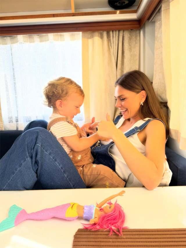 Aslı Enverin kızıyla yaptığı sosyal medya paylaşımında yer alan fotoğraflar