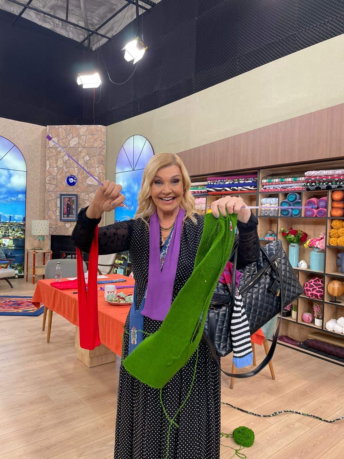 Derya Baykal evdeki çoraptan telefon çantası yaptı