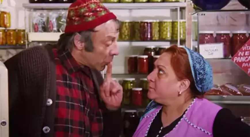 Neşeli Günler filminden Adile Naşit ve Münir Özkul