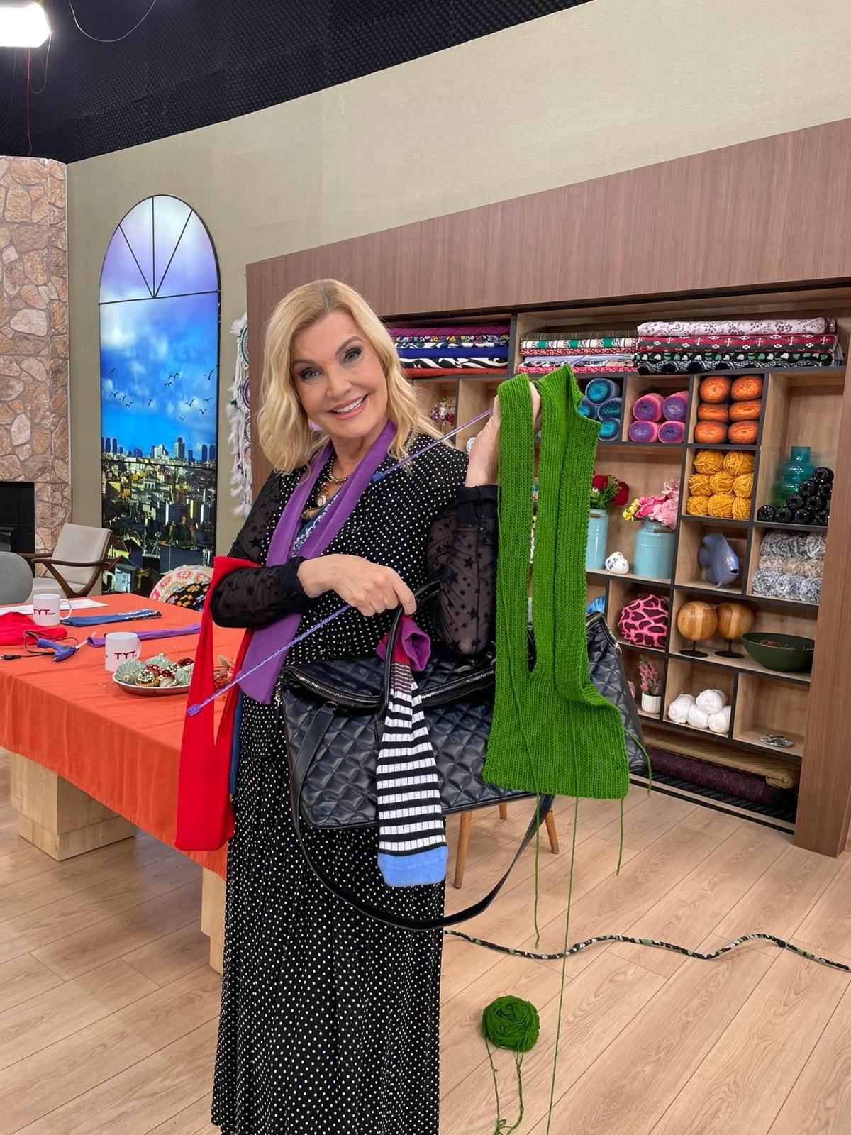 Derya Baykal evdeki çoraptan telefon çantası yaptı