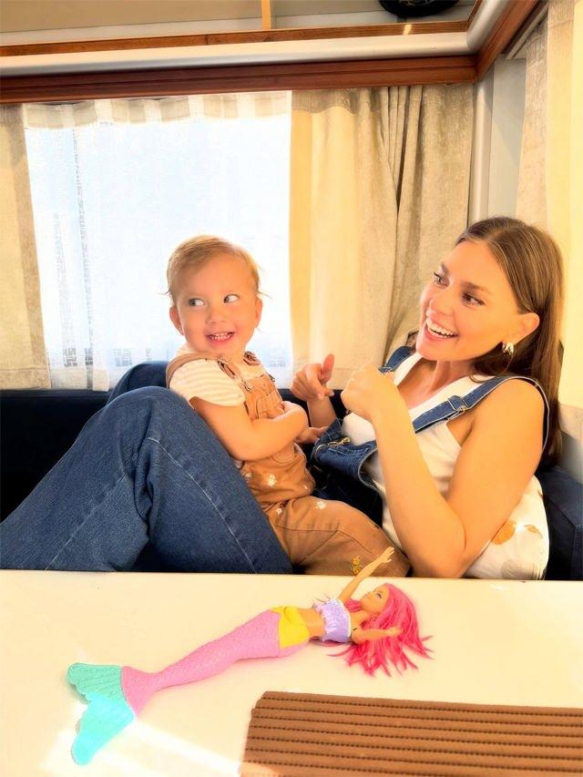 Aslı Enverin kızıyla yaptığı sosyal medya paylaşımında yer alan fotoğraflar