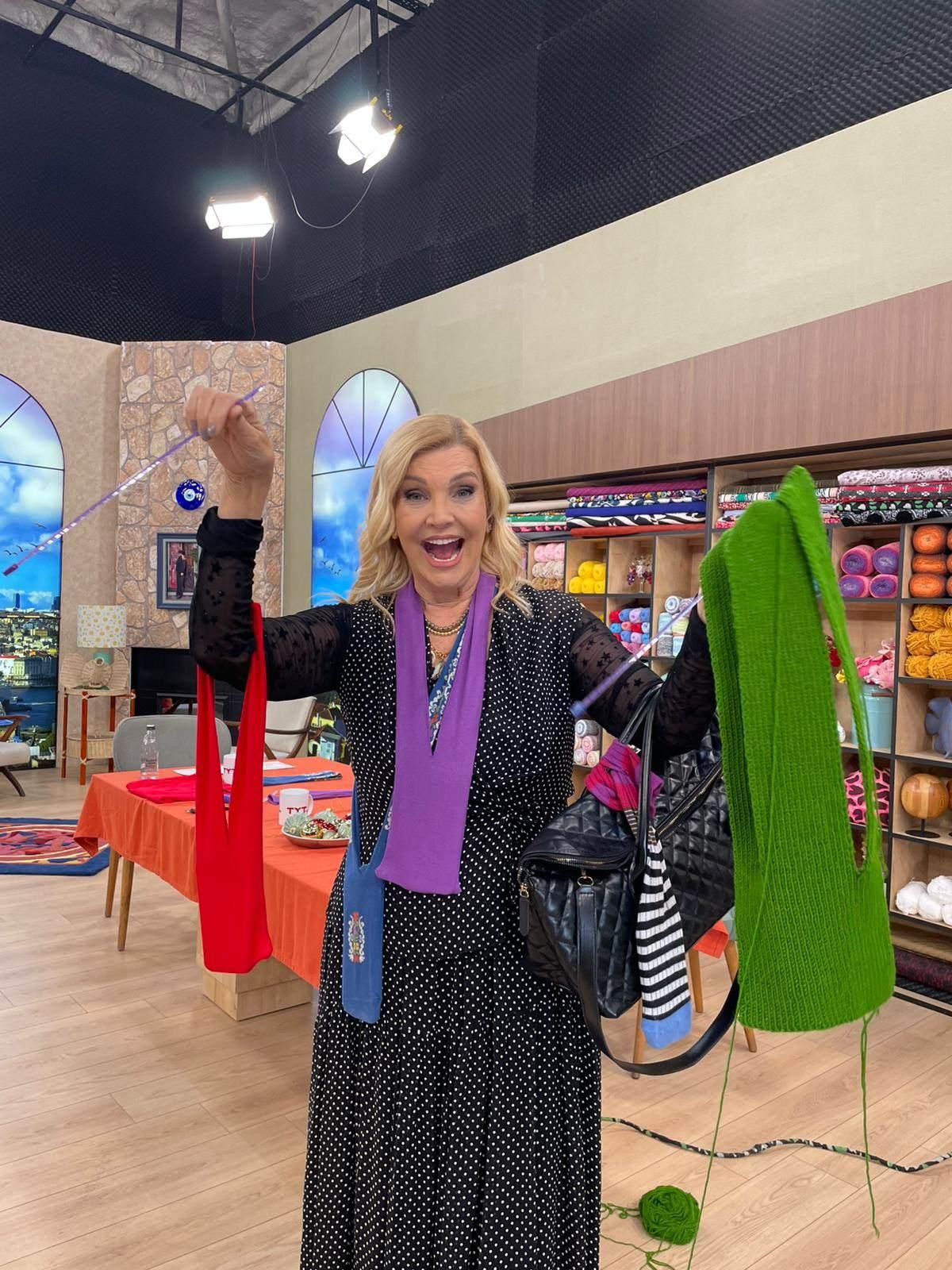 Derya Baykal evdeki çoraptan telefon çantası yaptı