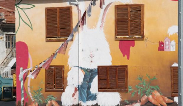 Bu köyün her yanı rengarenk! Binalardan duvarlara uzanıyor