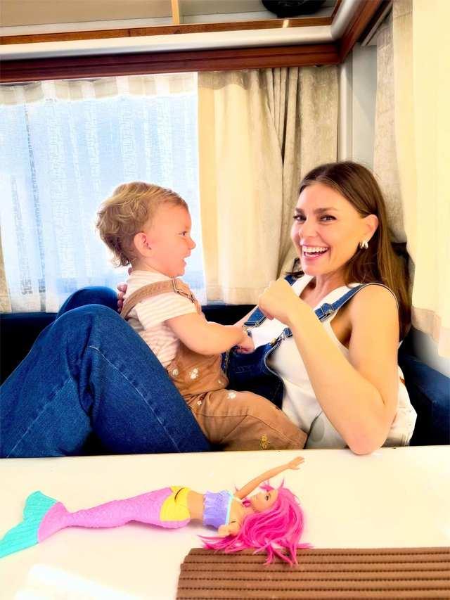 Aslı Enverin kızıyla yaptığı sosyal medya paylaşımında yer alan fotoğraflar