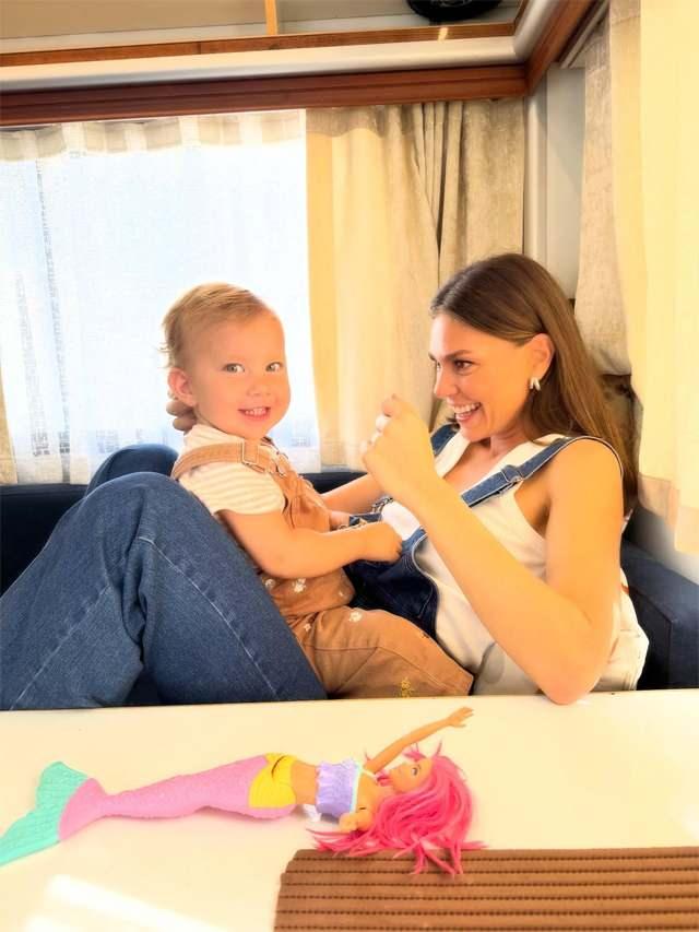 Aslı Enverin kızıyla yaptığı sosyal medya paylaşımında yer alan fotoğraflar