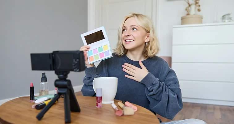 Sosyal medyada reklam yapmak için ürün tanıtımı çeken bir kadın