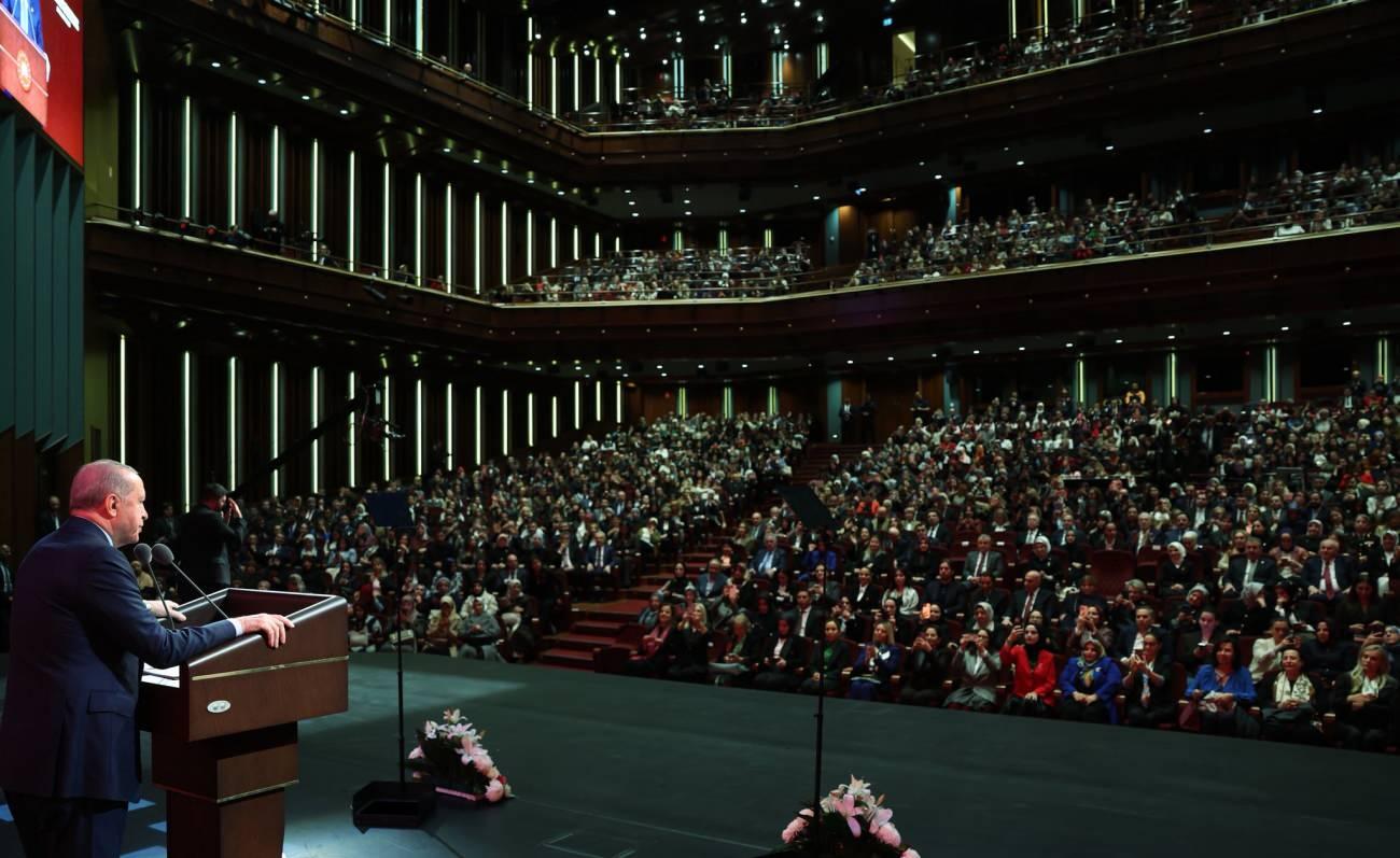 Cumhurbaşkanı Erdoğan konuşma yaparken çekiliş bir fotoğraf