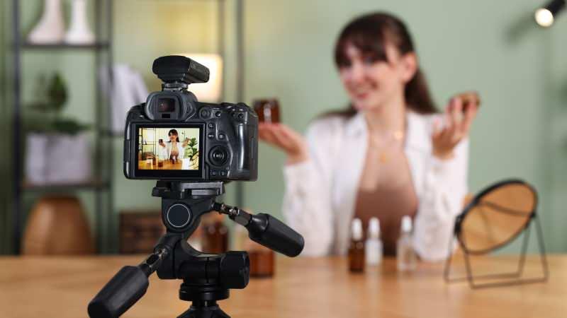 Sosyal medyaya içerik çekmek için kamera karşısına geçmiş bir kadın