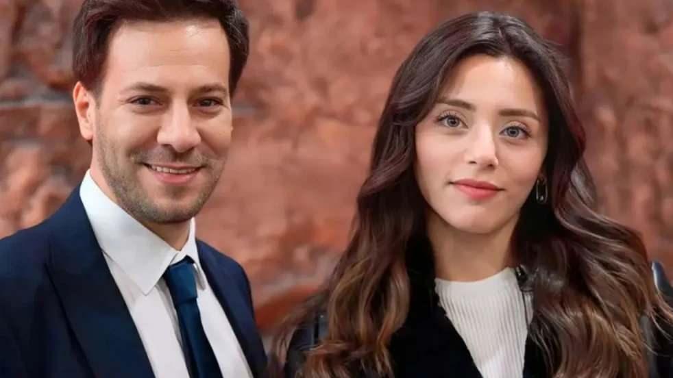 Kaan Taşaner Kızılcık Şerbeti dizisindeki rol arkadaşı Sıla Türkoğlu ile