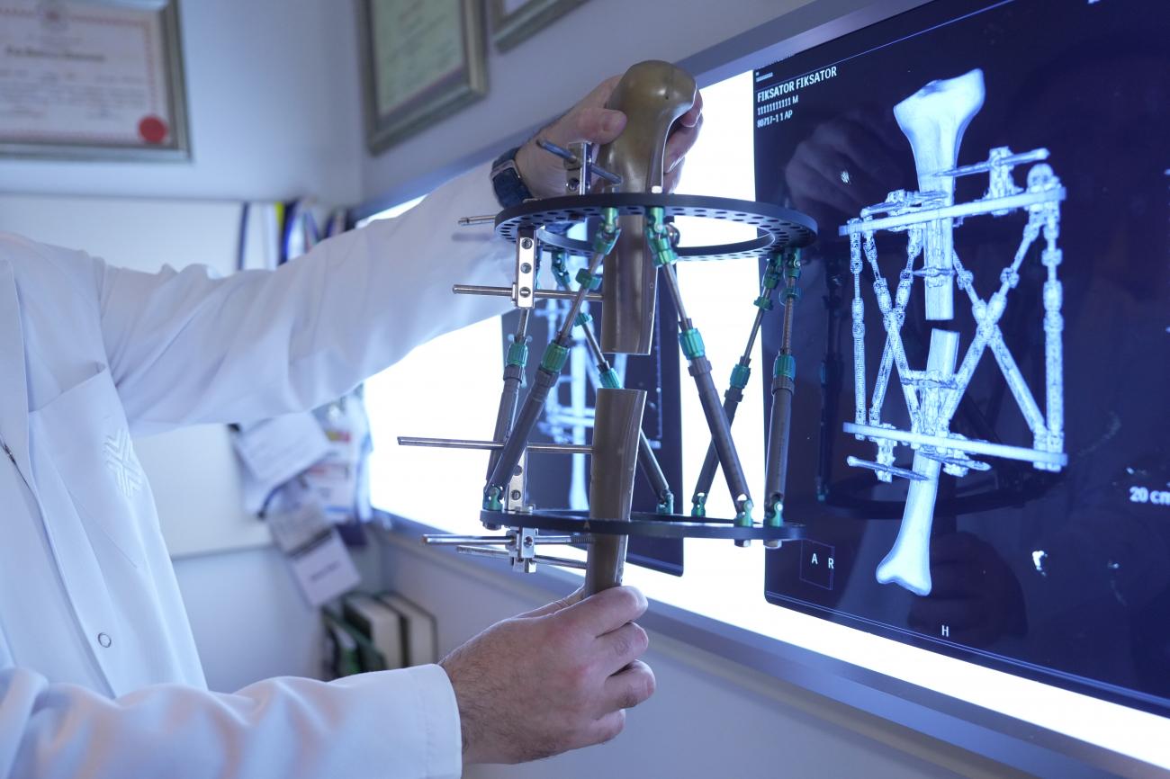 Medipol Mega Üniversite Hastanesi Ortopedi ve Travmatoloji Uzmanı Prof. Dr. Adnan Kara