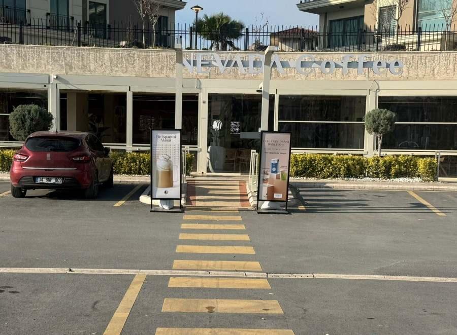 Hamburgercinin yanındaki kahve dükkanı