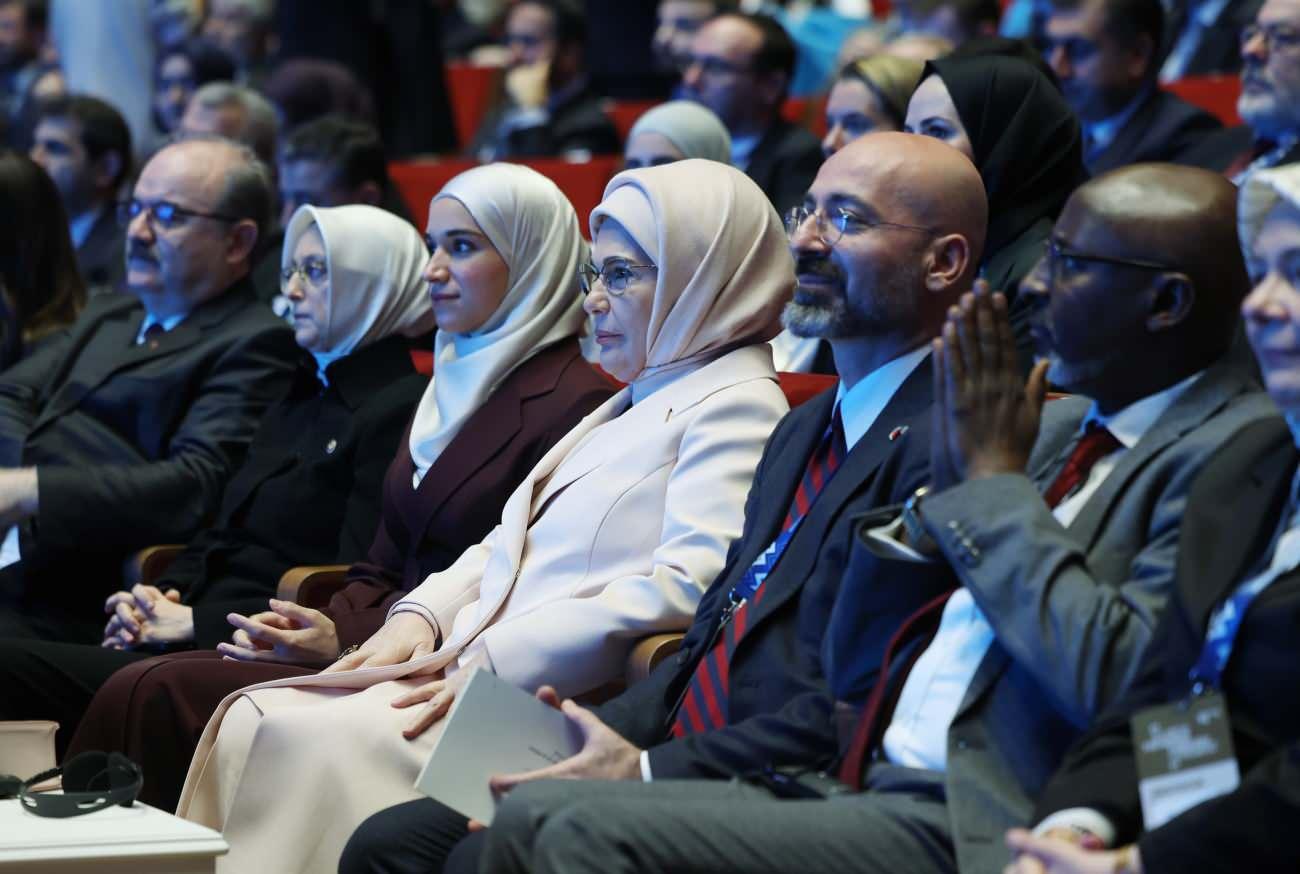 Emine Erdoğan ve Latife El Durubi zirveyi beraber takip etti