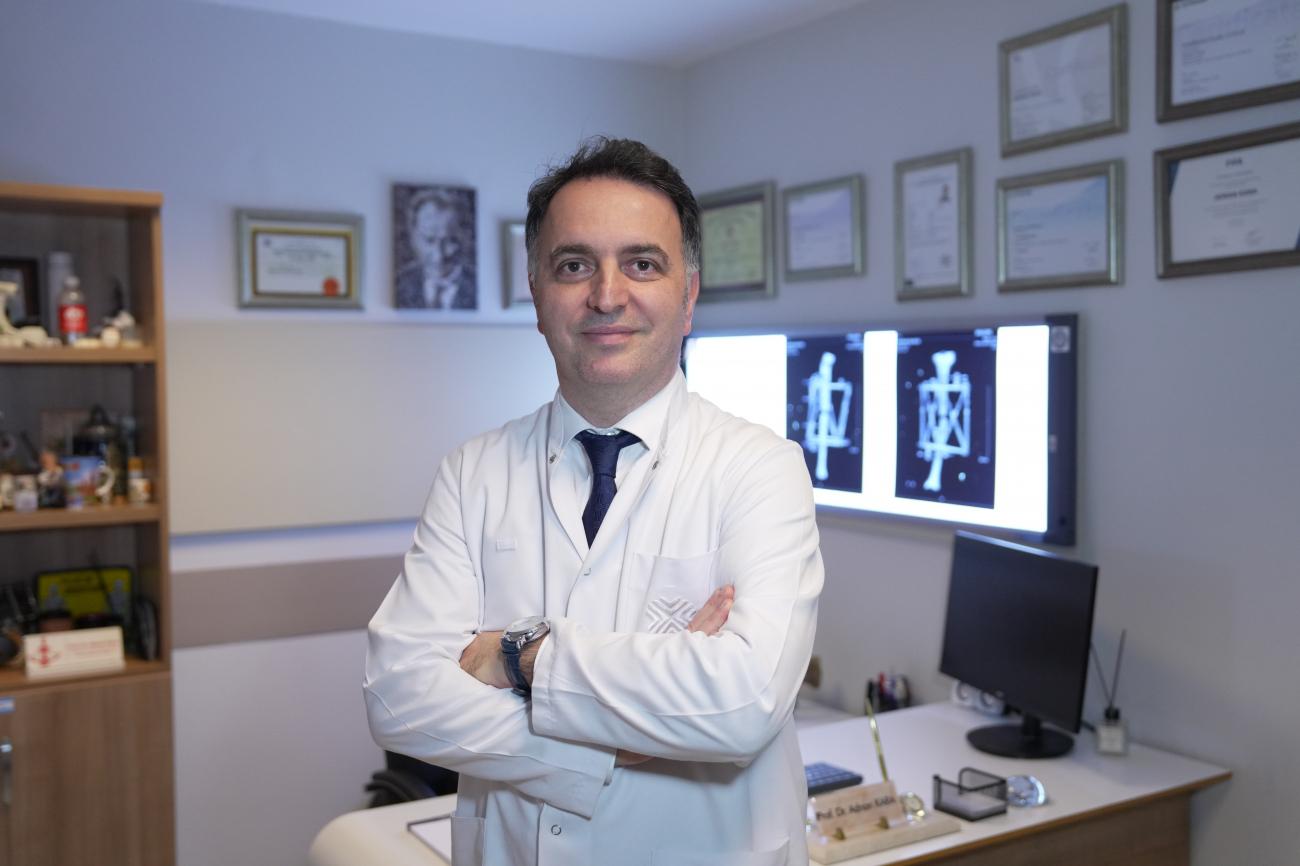 Medipol Mega Üniversite Hastanesi Ortopedi ve Travmatoloji Uzmanı Prof. Dr. Adnan Kara