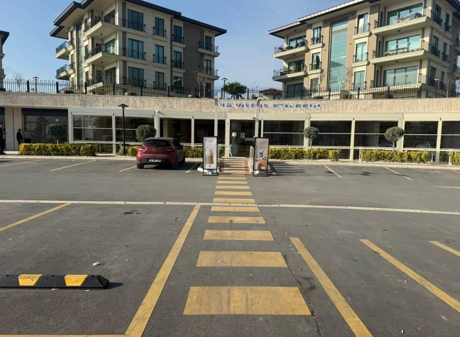 Hamburgercinin yanındaki kahve dükkanı