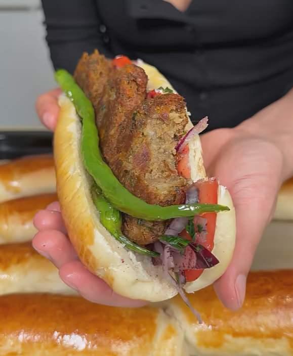 Yeşil mercimek köftesi ile hazırlanan sandviç