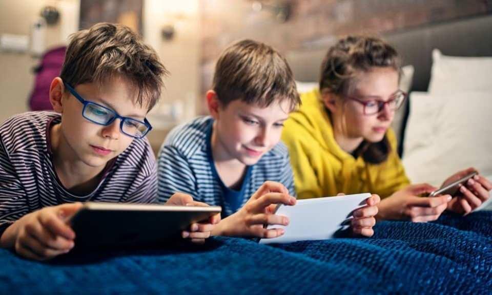 Telefon ve tablet ile vkait geçiren çocuklar