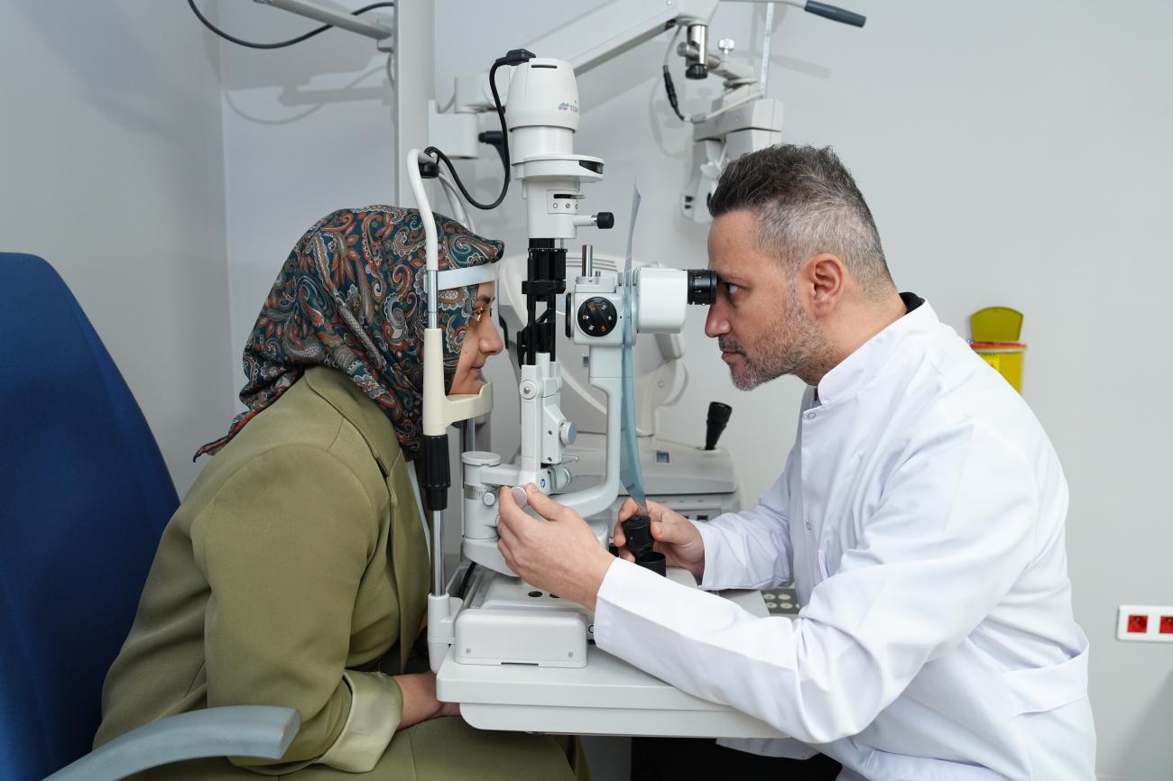 Medipol Üniversitesi Sefaköy Hastanesi Göz Hastalıkları Uzmanı Dr. Öğr. Üyesi Faik Engin Azman ve muayene ettiği bir hastası
